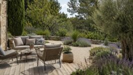 Création de jardin méditerranéen économe en eau dans le Var